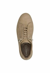 Baskets beiges avec une finition en cuir lisse, bout arrondi et lacets contrastés. Équipées d'une semelle intérieure avec logo et d'accents argentés sur les lacets.