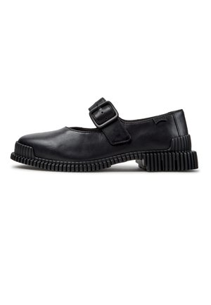 Zapato Mary Jane de cuero negro con suela gruesa y texturizada y una gran correa con hebilla, mostrado de perfil sobre fondo blanco.