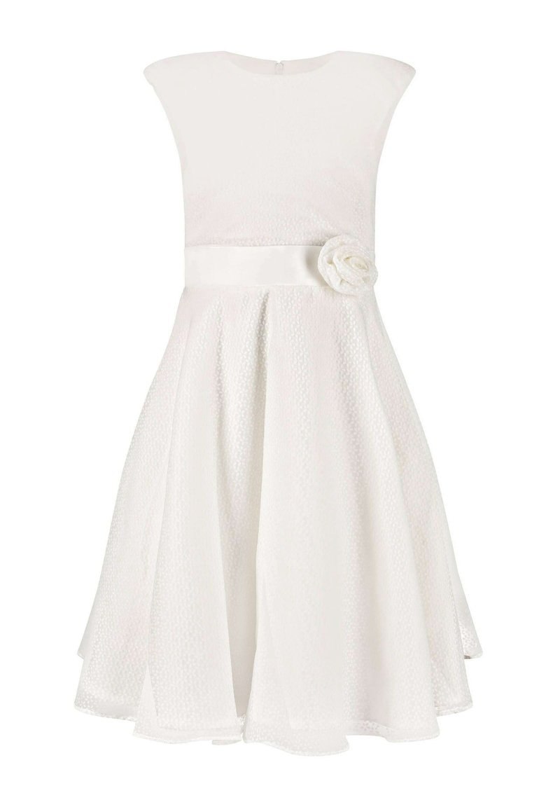 Robe blanche avec un corsage texturé, des manches courtes et une jupe évasée. Présente une ceinture en satin et un accent en tissu en forme de fleur sur le côté.