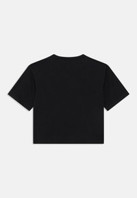 Μαύρο κοντομάνικο μπλουζάκι από βαμβάκι, με στρογγυλή λαιμόκοψη και κοντά μανίκια, με λεία υφή και χωρίς ορατά γραφικά ή σχέδια.