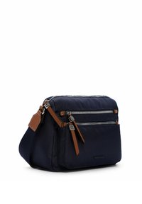 Borsa a tracolla in nylon navy con due tasche anteriori con zip, dettagli in pelle marrone, cinturino regolabile e forma rettangolare. Presenta accessori con marchio.