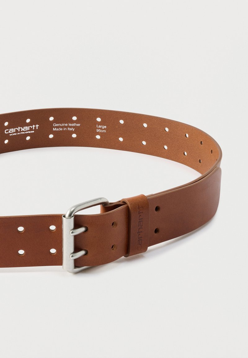 Brauner Gürtel aus echtem Leder mit silberner Metallschnalle, gleichmäßig verteilten Löchern zur Anpassung und geprägtem Markenzeichen.