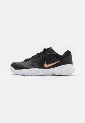 Czarny niski sneaker Nike z białą podeszwą i różowo-złotym logo Swoosh, posiadający sznurowane przody i teksturowaną podeszwę zewnętrzną zapewniającą przyczepność.