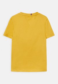 Tommy Hilfiger ESSENTIAL TEE - T-shirt básica - tuscan yellow