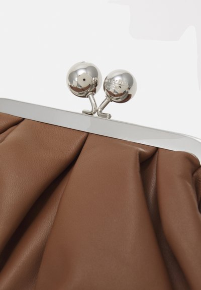 WEEKEND MaxMara PRATI - Pochette - cuoio