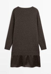 Ciemnobrązowa dzianinowa sukienka z długim rękawem, z prążkowanymi mankietami i dolnym obszyciem, z gładkim panelem materiału na dole.