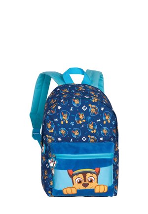 Blauwe rugzak voor kinderen met patroon van een cartoon hond en een groot voorvak met het gezicht van een hond dat over de rand gluurt.