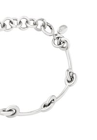 Bracciale in argento con catena caratterizzata da anelli circolari intrecciati e finitura liscia. Dettagli notevoli includono una chiusura e eleganti accenti a nodo.