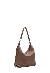 Bolso hobo de piel marrón con una textura suave, forma curva, una sola correa para el hombro y cierre superior con cremallera.