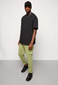 Nike Sportswear CLUB PANT  - Cargo trousers - alligator