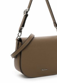 Braune strukturierte Leder-Umhängetasche mit einer geschwungenen Form, verstellbarem Gurt, silbernem Beschlag und einem Logodetail auf der Vorderseite.