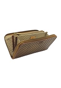 Portefeuille en cuir tressé marron avec plusieurs compartiments zippés, doté d'une doublure intérieure à motifs floraux et d'accents en doré.