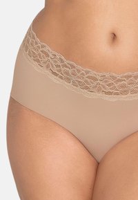 Beige slips met kantaccenten, een glad lichaam en een bloemenkant tailleband, die een naadloze afwerking en comfortabele pasvorm bieden.