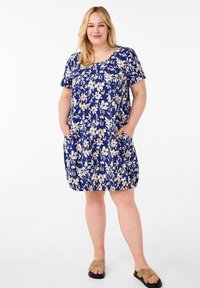 Zizzi KURZARM MIT PRINT - Denné šaty - blue beige flower