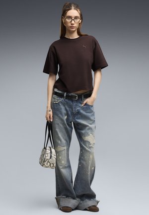 Puma, ESSENTIALS ELEVATED RELAXED T-SHIRT - Camiseta básica - chocolate fondue