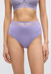 Vysoké kalhotky levandulové barvy s krajkovým lemováním v pase a hladkou látkou, s jednobarevným designem bez viditelných vzorů.