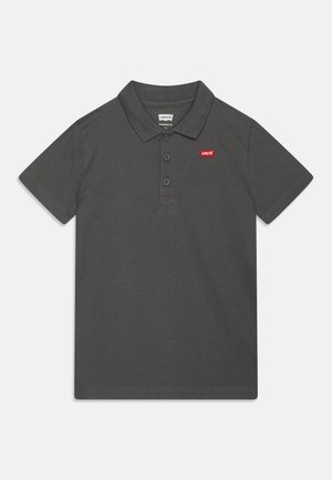 Ciemnoszara koszulka polo z krótkim rękawem, trzema guzikami oraz małym czerwonym logo Levi's na lewej piersi.