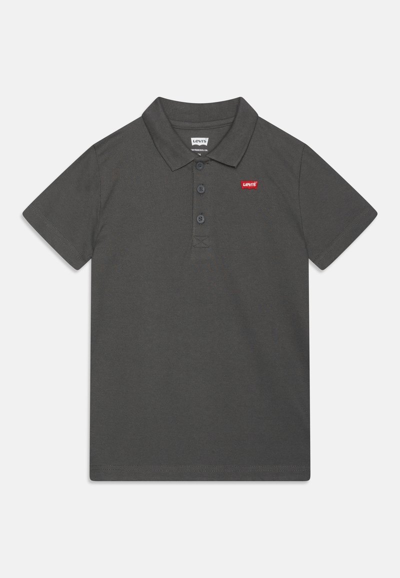 Polo gris foncé à manches courtes avec trois boutons et un petit logo Levi's rouge sur la poitrine gauche.
