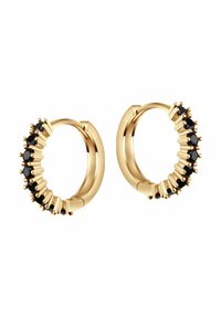 Złote kolczyki w kształcie kół z rzędem okrągłych czarnych kamieni wzdłuż krawędzi, o polerowanej powierzchni i misternych detalach na oprawie.