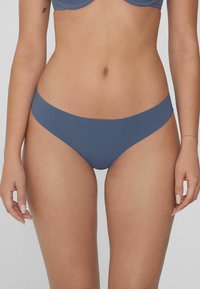 Braguita de bikini azul sin costuras con una textura suave y un diseño de corte bajo, que presenta un estilo minimalista y sin acentos de hardware visibles.