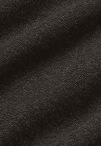 Tessuto di lana nera con una consistenza morbida, caratterizzato da un motivo intrecciato sottile e una leggera lucentezza. Mostra onde e pieghe nel materiale.