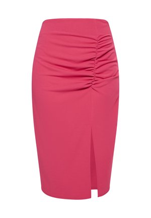 Gonna a tubino fucsia aderente realizzata in tessuto elasticizzato con arricciatura laterale e spacco frontale, che offre una silhouette elegante e sartoriale.