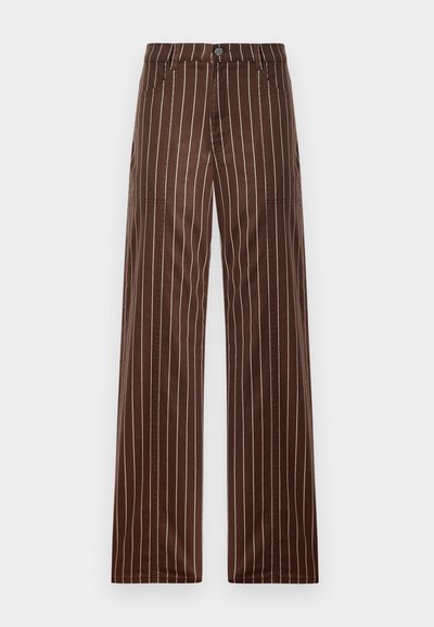 Brune stripete vide bukser laget av et glatt stoff, med knappelukking, to frontlommer og vertikale kremfargede striper.
