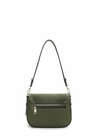 Sac d'épaule synthétique vert avec une texture lisse, bandoulière noire contrastante, poche zippée à l'avant et couture décorative sur le rabat.