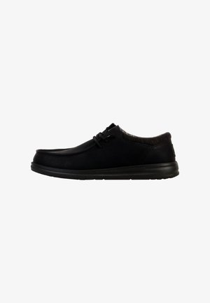 Zwarte leren schoenen met een gladde textuur, vetersluiting, ronde neus en een gevoerde zool voor comfort. Subtiele stikdetails langs het bovenwerk.