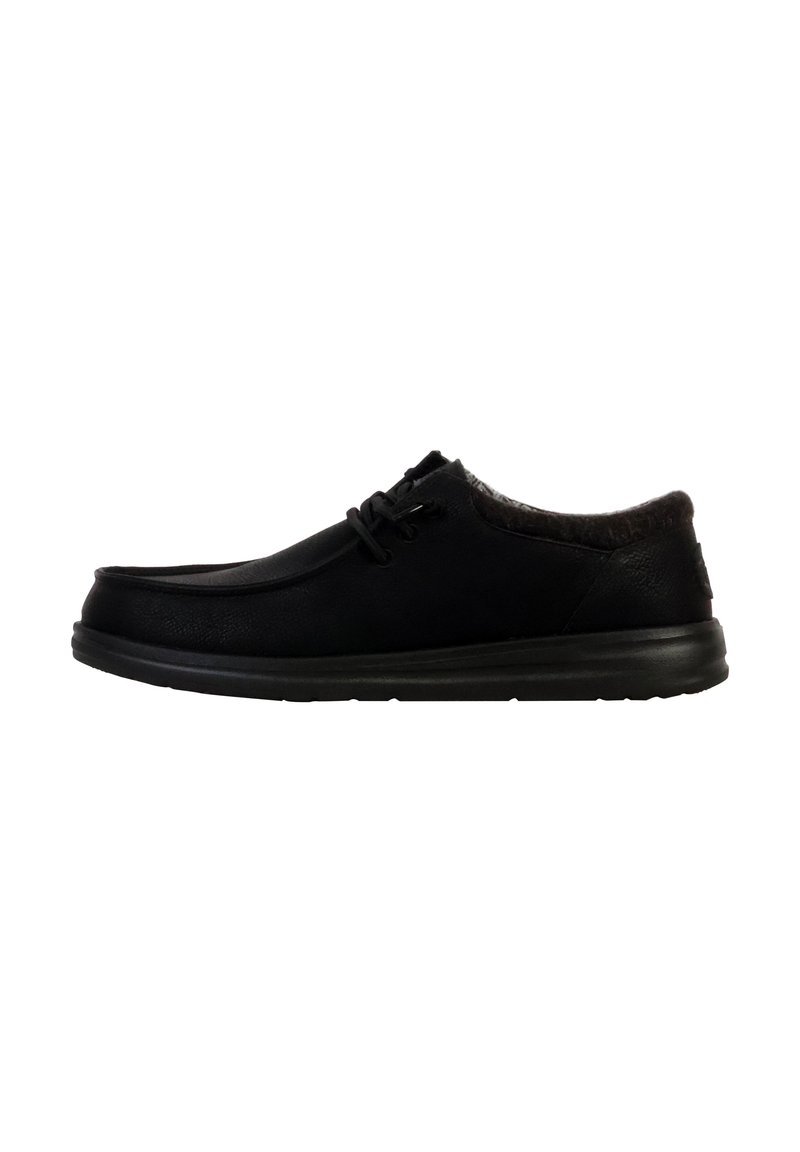 Zwarte leren schoenen met een gladde textuur, vetersluiting, ronde neus en een gevoerde zool voor comfort. Subtiele stikdetails langs het bovenwerk.