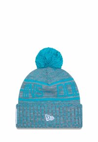 Strickmütze in Blau und Grau, mit umgeschlagenem Saum, dekorativem Pompon oben und strukturierten Mustern mit fetten Buchstaben.