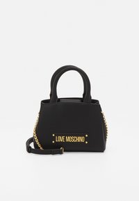 Mustan Love Moschino -laukkun, jossa on kaksoiskahvat ja kultainen ketjun olkahihna. Edessä keskellä on kultainen logo-plakki.