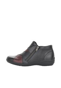 Botines de cuero negros y burdeos con cremallera lateral, que presentan un diseño texturizado y una suela de goma ligeramente curvada.
