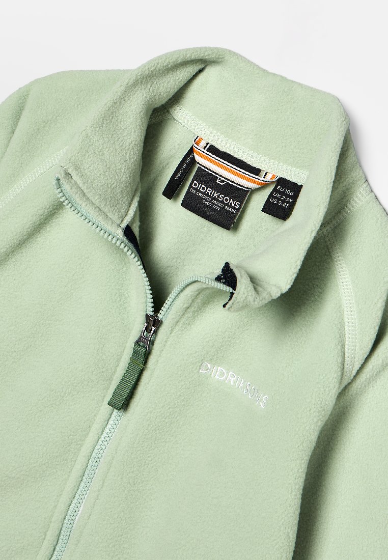 Hellgrüne Fleecejacke mit hohem Kragen, Frontreißverschluss und gesticktem Markenlogo. Hat eine weiche Textur und eine haltbare Naht.