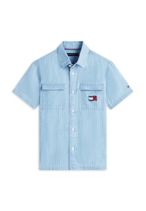 Jasnoniebieska koszula z krótkim rękawem zapinana na guziki, z dwoma przednimi kieszeniami, kołnierzykiem i małym logo Tommy Hilfiger na kieszeni oraz rękawie.