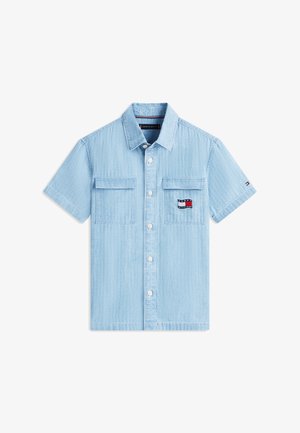 Camicia azzurro chiaro a maniche corte con bottoni, due tasche frontali, colletto e piccolo logo Tommy Hilfiger sulla tasca e sulla manica.