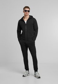 Mister Tee BASIC  - Mikina so zipsom - black
