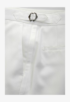 Weiße Stoffhosen mit strukturiertem Oberflächen, einem glatten Satinbund und einem silberfarbenen Metallverschluss. Mit einer Gesäßtasche.