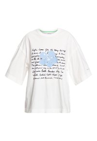 Bílý bavlněný tričko s oversized střihem, se vzorem modré motýlice a černým ručně psaným textem. Doplněno zeleným lemem kolem krku.