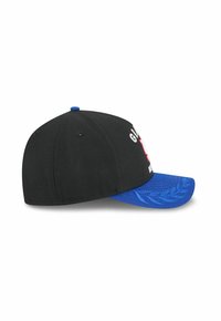 Schwarze Kappe mit blauem Schirm, die weiße und rote gestickte Schrift und ein Blattmuster am Rand des Schirms aufweist.