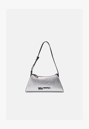 Silberne metallische Schultertasche mit geschwungener Form, schwarzem verstellbarem Trageriemen und schwarzem Logo-Detail auf der Vorderseite. Glatte Textur mit Reißverschluss.