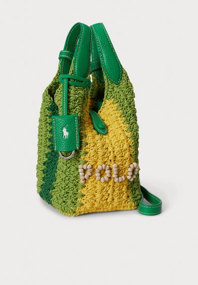 Πλεκτή τσάντα σε πράσινο και κίτρινο χρώμα με ρυθμιζόμενο δερμάτινο λουράκι σε πράσινο. Διακοσμημένη με χάντρες που σχηματίζουν τα γράμματα "POLO" και ετικέτα με λογότυπο. Επιφάνεια με υφή.