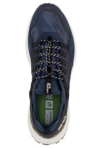 Scarpa da trekking blu con tomaia in rete e tessuto, lacci elastici e soletta verde imbottita. Presenta una suola bianca e accenti neri.