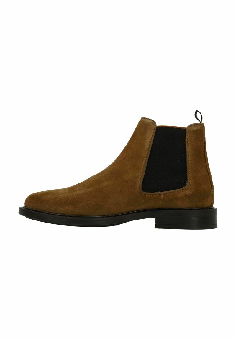 Bruine suède Chelsea-boots met zwarte elastische zijpanelen en een trekstrip. Voorzien van een ronde neus en een zwarte rubberen zool voor grip.