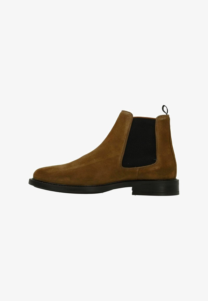 Braune Wildleder Chelsea Boots mit schwarzen elastischen Seiteneinsätzen und einer Zuglasche. Sie haben eine runde Zehenform und eine schwarze Gummisohle für guten Halt.