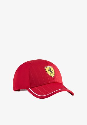 Czerwona czapka baseballowa w pionowe paski, z żółtą tarczą z czarnym koniem oraz białymi akcentami wzdłuż daszka.