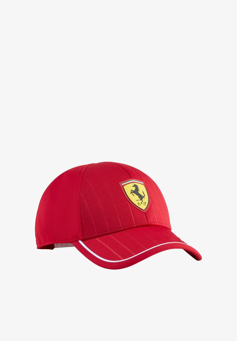 Czerwona czapka baseballowa w pionowe paski, z żółtą tarczą z czarnym koniem oraz białymi akcentami wzdłuż daszka.