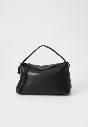 Sac à main en cuir noir avec une forme structurée, une poignée courte et une bandoulière amovible. Texture lisse et design minimaliste.