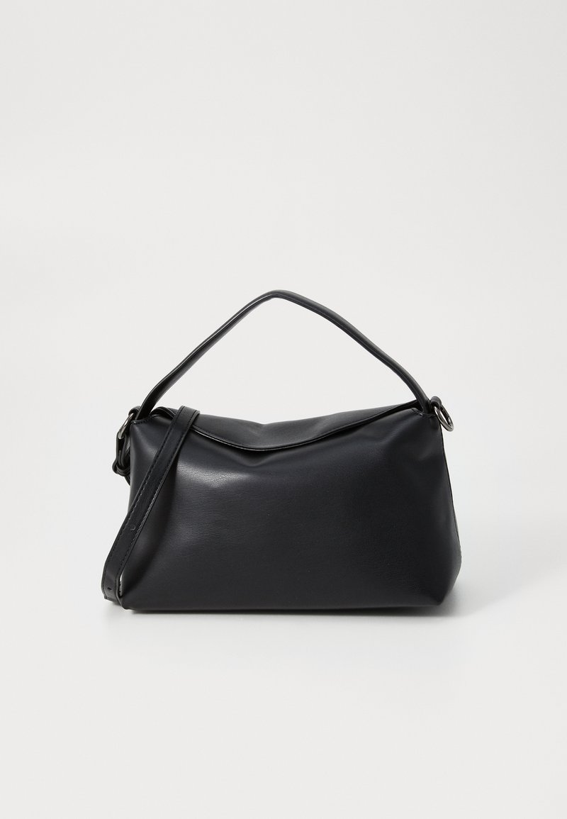 Bolsa de couro preta com uma forma estruturada, alça curta e alça de ombro destacável. Textura suave e design minimalista.
