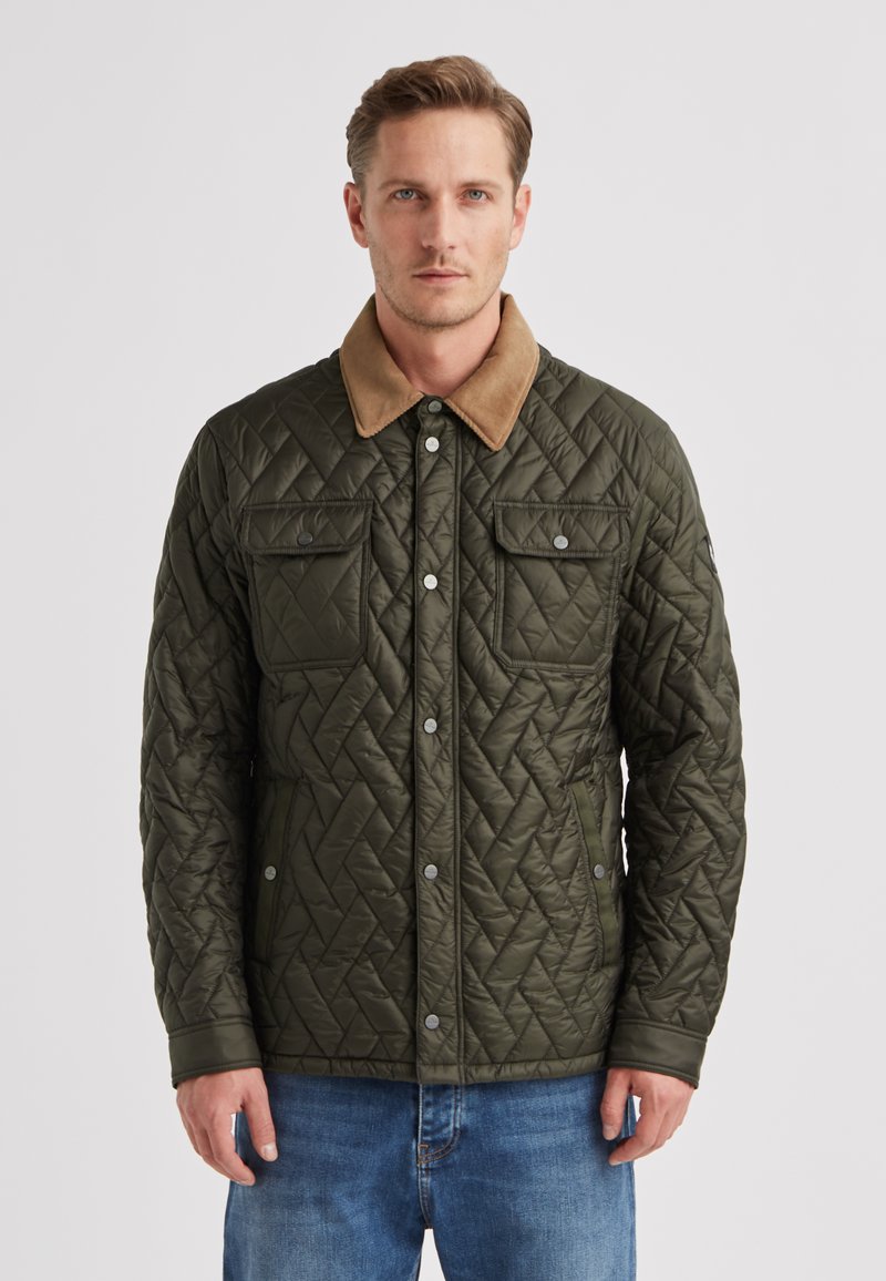 Gesteppte olivgrüne Jacke mit einem hellbraunen Kragen, ausgestattet mit zwei Brusttaschen und Druckknöpfen. Strukturierter Stoff, lässige Passform.